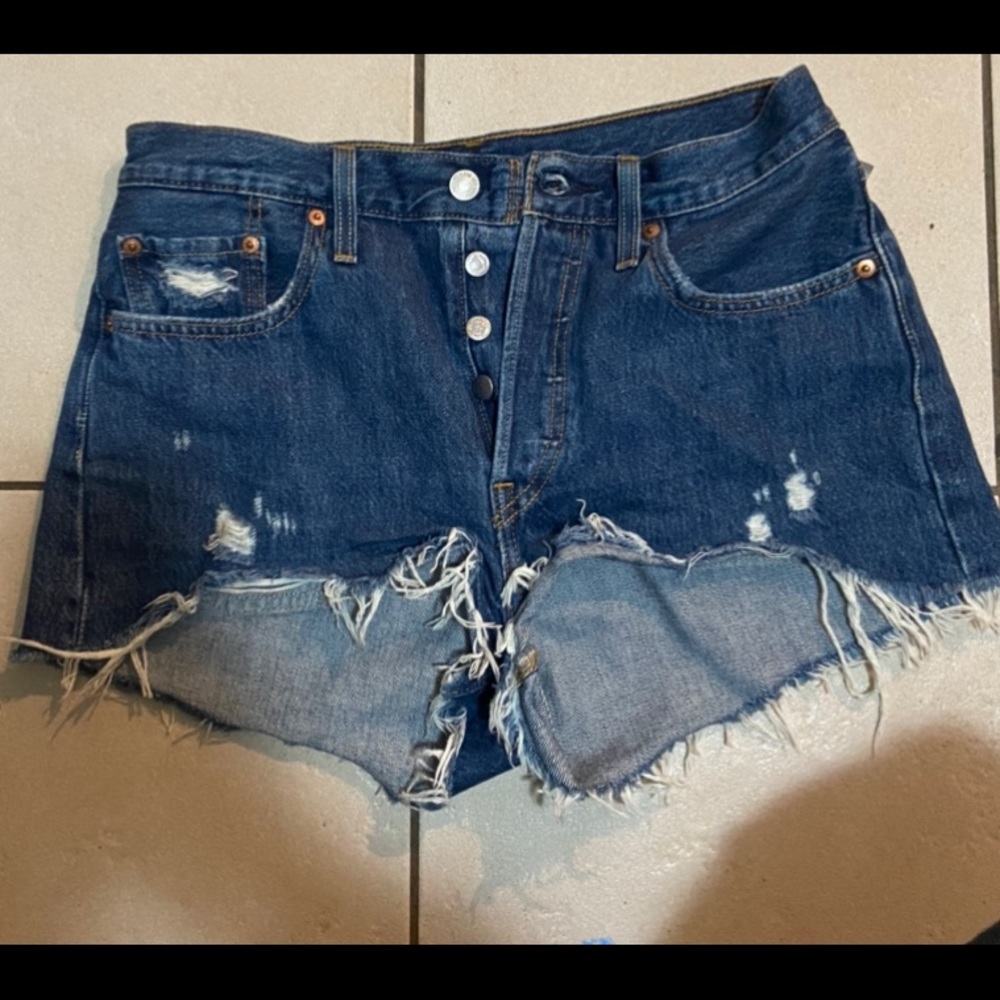 501 Denim Levi cut off shorts - Picture 2 of 4